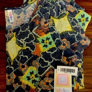 Women’s Lularoe classic tee